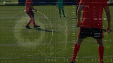 Çeşitli erkek futbolcuların bacaklarının üzerinde farklı veri işleme animasyonları. global spor, teknoloji, veri işleme ve dijital arayüz kavramı dijital olarak oluşturulmuş video.
