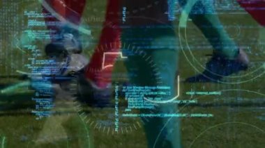 Çeşitli veri işlemlerinin animasyonu ve çeşitli erkek futbol oyuncularının bacaklarının 5g üstü. global spor, teknoloji, veri işleme ve dijital arayüz kavramı dijital olarak oluşturulmuş video.