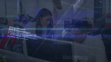 Ofisteki bilgisayarı kullanarak çeşitli iş adamları üzerinde veri işleme animasyonu. küresel bağlantılar, iş dünyası, teknoloji ve dijital arayüz kavramı dijital olarak oluşturulmuş video.
