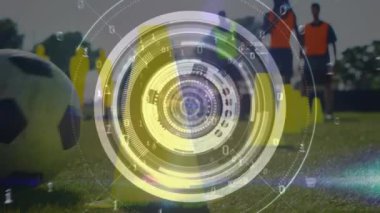 Çeşitli erkek futbolcuların bacaklarının üzerinde farklı veri işleme animasyonları. global spor, teknoloji, veri işleme ve dijital arayüz kavramı dijital olarak oluşturulmuş video.