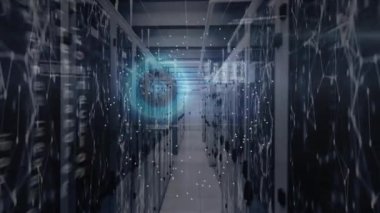 Sunucuların üzerindeki ekranlardaki bağlantı ve verilerin canlandırılması. veri işleme, dijital arayüz ve teknoloji konsepti dijital olarak oluşturulmuş video.