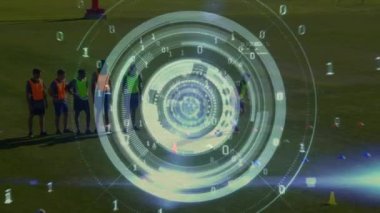 Stadyumdaki çeşitli erkek soccel oyuncuları üzerinde veri işleme ve ikili kod animasyonu. global spor, teknoloji, veri işleme ve dijital arayüz kavramı dijital olarak oluşturulmuş video.