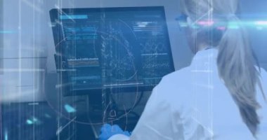 Bilgisayar kullanan beyaz kadın bilim adamının veri işleme animasyonu. küresel bilim, bilgisayar ve veri işleme kavramı dijital olarak oluşturulmuş video.