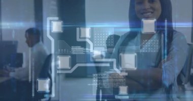 Mutlu Afro-Amerikan iş kadını üzerine entegre devre ve veri işleme animasyonu. küresel iş, finans, teknoloji ve veri işleme kavramı dijital olarak oluşturulmuş video.