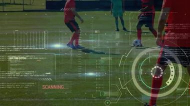 Çeşitli erkek futbolcuların orta bölümündeki çeşitli veri işlemlerinin animasyonu. global spor, teknoloji, veri işleme ve dijital arayüz kavramı dijital olarak oluşturulmuş video.