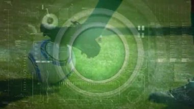 Erkek futbolcuların bacaklarının üzerinde çeşitli veri işleme animasyonları. global spor, teknoloji, veri işleme ve dijital arayüz kavramı dijital olarak oluşturulmuş video.