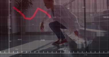 Hastanedeki merdivenlerde oturan Kafkas kadın doktorla ilgili istatistiksel veri işleme. tıbbi araştırma ve teknoloji konsepti