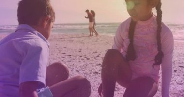 İspanyol kardeşlerin sahilde birbirlerine beşlik çakmalarına karşı bir ışık lekesi. Ulusal Kardeşler Günü farkındalık kavramı