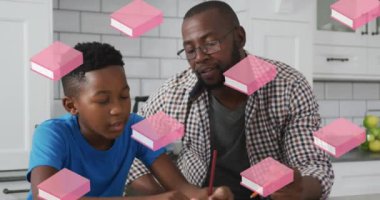 Pembe kitap ikonları, Afrika kökenli Amerikalı babaya karşı kusursuz bir hareketle oğullarına ödevlerinde yardım ediyorlar. okul ve eğitim kavramı