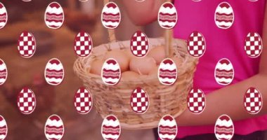 Paskalya yumurtalarıyla dolu sepeti tutan kadınlara karşı kusursuz desenli dekoratif paskalya yumurtaları. Paskalya bayramı konsepti