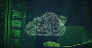 Sunucu odasında dizüstü bilgisayar kullanarak Asyalı erkek hacker 'a karşı bir bulut simgesi oluşturan bağlantılar ağı. Siber saldırı ve bulut depolama teknolojisi kavramı