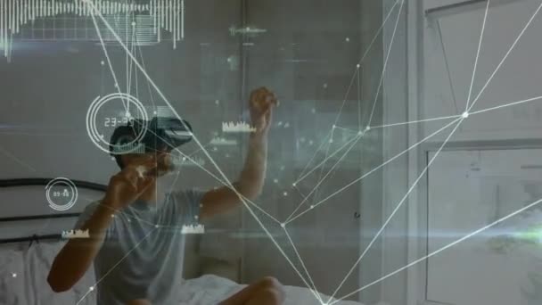Vrヘッドセットを身に着けている白人男性上の接続のネットワークのアニメーション 世界中のネットワーク データ処理の概念デジタルで生成されたビデオ — ストック動画