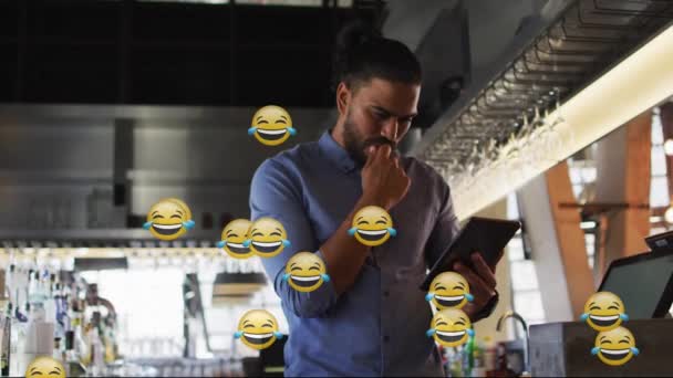 Beberapa Emoji Wajah Tertawa Terhadap Bartender Laki Laki Afrika Menggunakan — Stok Video