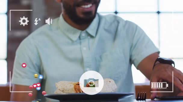 Antarmuka Kamera Digital Dan Emoji Wajah Terhadap Afrika Amerika Pria — Stok Video