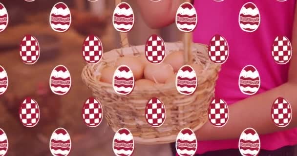Ovos Páscoa Decorativos Padrão Sem Costura Contra Mulher Segurando Cesta — Vídeo de Stock
