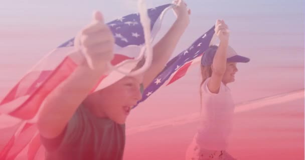 Λευκός Αδελφός Και Αδελφή Αμερικάνικες Σημαίες Που Κυματίζουν Στην Παραλία — Αρχείο Βίντεο