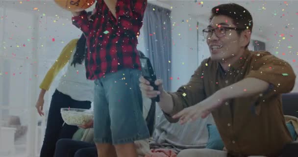 Vídeo Composto Confetes Caindo Contra Família Asiática Aplaudindo Enquanto Assiste — Vídeo de Stock