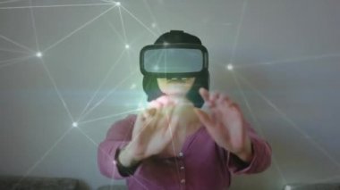 VR kulaklık takan beyaz kadın üzerindeki bağlantı ağının animasyonu. küresel ağlar, bağlantılar, teknoloji ve veri işleme kavramı dijital olarak oluşturulmuş video.