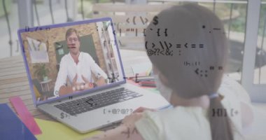 Matematiksel sembolleri, beyaz bir kızın erkek öğretmenle dizüstü bilgisayarında görüntülü konuşma yapmasına karşı değiştirmek. uzak ve çevrimiçi eğitim kavramı