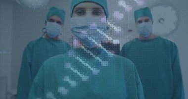 Kafkasyalı kadın ve erkek cerrahların maskeli DNA 'ları üzerinde döndürme animasyonu. sağlık, tıp, bilim ve teknoloji konsepti dijital olarak oluşturulmuş video.