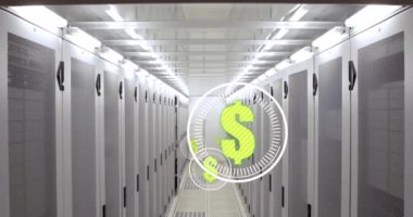 Bilgisayar sunucularının arka planında hareket eden Amerikan dolar para birimi sembollerinin animasyonu. küresel iş, finans ve dijital arayüz kavramı dijital olarak oluşturulmuş video.