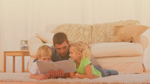 Caucasian Man Reading Book His Son Daughter Home Family Love — стокове відео