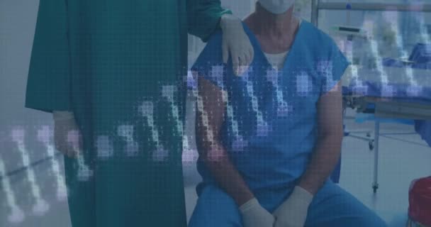 Animatie Van Roterend Dna Blanke Vrouwelijke Mannelijke Chirurgen Met Gezichtsmaskers — Stockvideo