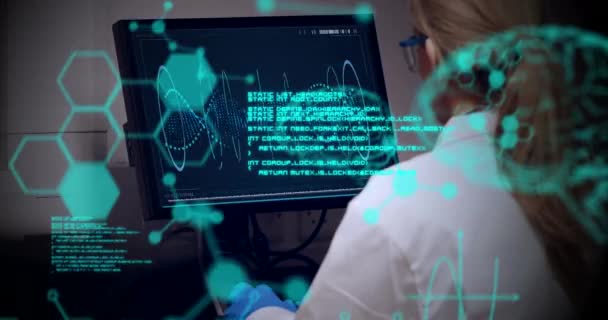 Animation Chemischer Formeln Und Datenverarbeitung Über Kaukasische Laborarbeiterinnen Medizin Gesundheits — Stockvideo