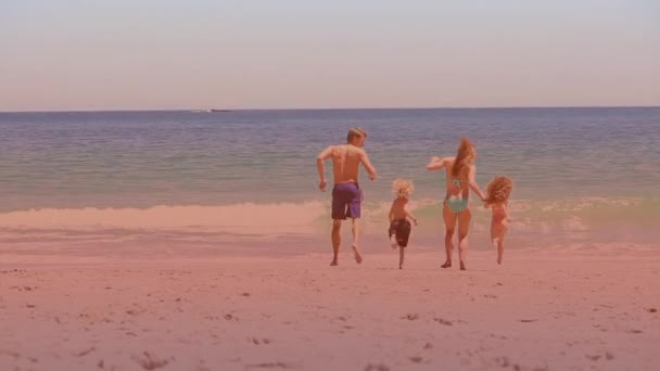 Στιγμές Φωτός Εναντίον Της Καυκάσιας Οικογένειας Που Απολαμβάνει Στην Παραλία — Αρχείο Βίντεο