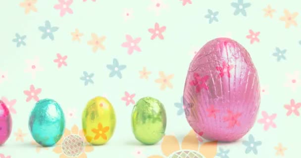 Vídeo Compuesto Iconos Flores Moviéndose Sobre Coloridos Huevos Pascua Sobre — Vídeos de Stock