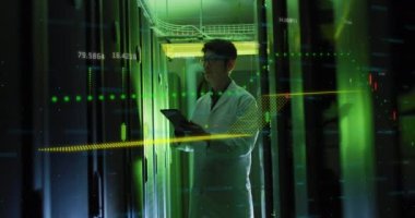 Sunucu odasında çalışan Asyalı teknisyen için finansal veri işleme. bilgisayar arayüzü ve veri depolama teknolojisi kavramı