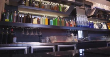 Modern bar içinin hareketli resminin animasyonu. Ulusal bira günü konsepti dijital olarak üretilen video.