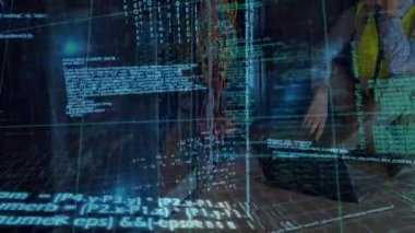 Bilgisayar sunucu odasında çalışan Asyalı bilgisayar teknisyeni hakkında veri işleme. bilgisayar arayüzü ve veri depolama teknolojisi kavramı