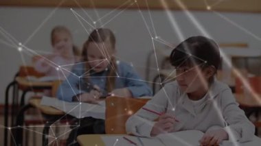 Liseli kızların yazıları üzerinden bağlantı ağının animasyonu. küresel eğitim, dijital arayüz, teknoloji ve ağ konsepti dijital olarak oluşturulmuş video.