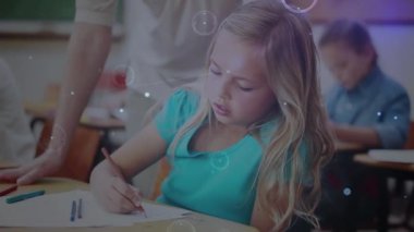 Liseli kız yazıları üzerinden bağlantı ağının animasyonu. küresel eğitim, teknoloji, veri işleme ve dijital olarak üretilen video konsepti.