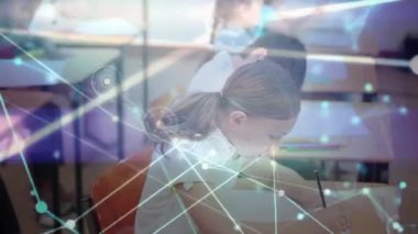 Liseli kız yazıları üzerinden bağlantı ağının animasyonu. küresel eğitim, dijital arayüz, teknoloji ve ağ konsepti dijital olarak oluşturulmuş video.