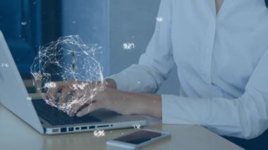 Laptop kullanan bir kadın üzerinde veri işleme ve küre animasyonu. küresel internet, dijital arayüz, teknoloji ve ağ konsepti dijital olarak oluşturulmuş video.