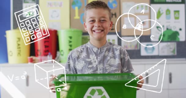 Vícenásobné Matematické Ikony Proti Portrétu Bělocha Chlapce Recyklačním Tácem Úsměvem — Stock video