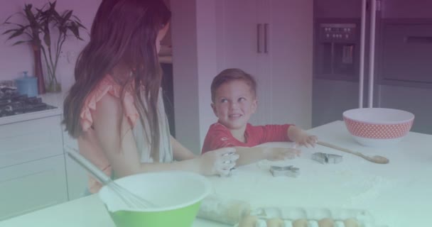 Beyaz Erkek Kız Kardeşlerin Mutfakta Birbirleriyle Konuşmalarına Karşı Bir Işık — Stok video