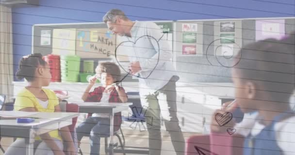 Flere Ikoner Hvitt Linjeformet Papir Mot Mannlig Lærer Klassen Skolen – stockvideo