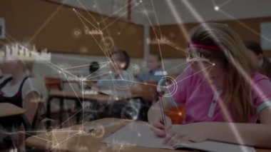 Liseli kız yazıları üzerinden bağlantı ağının animasyonu. küresel eğitim, dijital arayüz, teknoloji ve ağ konsepti dijital olarak oluşturulmuş video.