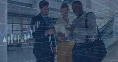 Çeşitli iş adamlarının konuşmaları üzerine finansal verilerin ve grafiklerin animasyonu. küresel iş, finans, ekonomi ve teknoloji konsepti dijital olarak oluşturulmuş video.