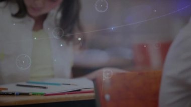 Liseli kız yazıları üzerinden bağlantı ağının animasyonu. küresel eğitim, teknoloji, veri işleme ve dijital olarak üretilen video konsepti.