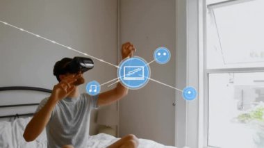 VR kulaklık takan adamın üzerindeki simgelerle bağlantı ağının animasyonu. küresel teknoloji, sosyal medya ve bağlantılar konsepti dijital olarak oluşturulmuş video.