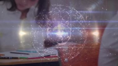 Liseli kız yazıları üzerinden bağlantı ağının animasyonu. küresel eğitim, veri işleme ve dijital olarak oluşturulmuş video konsepti.