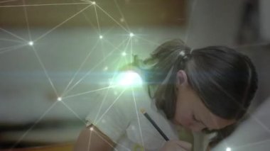Liseli kız yazıları üzerinden bağlantı ağının animasyonu. küresel eğitim, veri işleme ve dijital olarak oluşturulmuş video konsepti.