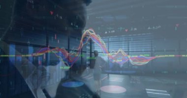 Çeşitli iş adamları ve ofis çalışanlarıyla ilgili finansal verilerin animasyonu. küresel iş, finans, ekonomi ve teknoloji konsepti dijital olarak oluşturulmuş video.