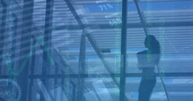 Çeşitli iş adamlarının yürüdüğü siluetlerin üzerindeki finansal verilerin ve grafiklerin animasyonu. küresel iş, finans, ekonomi ve teknoloji konsepti dijital olarak oluşturulmuş video.