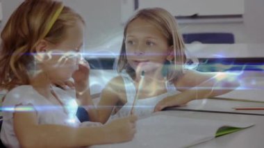 Okul çocukları üzerinde bağlantı ve veri işleme animasyonu. küresel eğitim, teknoloji, bağlantılar ve dijital arayüz konsepti dijital olarak oluşturulmuş video.