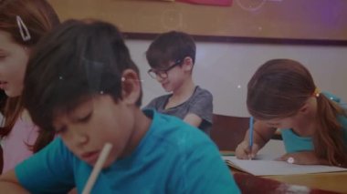 Okul çocukları üzerindeki bağlantı ağının animasyonu. küresel çevrimiçi öğrenme, bağlantılar ve dijital arayüz kavramı dijital olarak oluşturulmuş video.